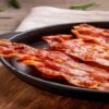 A-Savoury-Sweet-Homemade-Bacon-and-Maple-Syrup-Ice-Cream-featured-image-200x600w-crispy-bacon-in-black-frying-pan-frosted-fusions