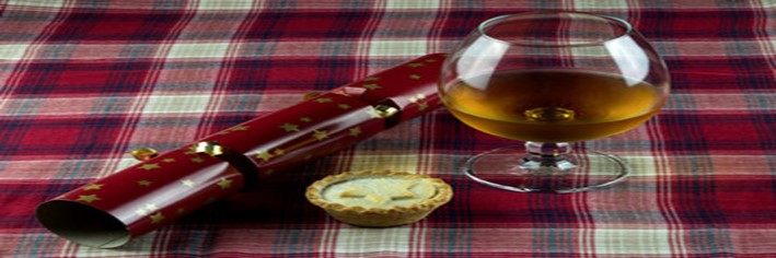 Festive-Fusions-Homemade-Brandy-and-Mince-Pie-Ice-Cream-featured-image-200x600w-mince-pie-and-glass-of-brandy-with-a-christmas-cracker-frosted-fusions