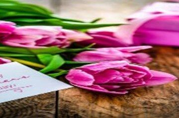 Sweet-Treats-For-Mum-Homemade-Ice-Cream-To-Celebrate-Mothers-Day-featured-image-275x1300w-pink-flowers-with-pink-gift-box-with-ribbon-and-card-saying-Happy-Mothers-Day-frosted-fusions