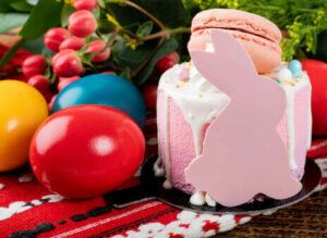 easter-sundae-fundae-homemade-ice-cream-ideas-for-easter-image-9-strawberry-ice-cream-with-pink-easter-bunny-sign-and-brightly-coloured-easter-eggs-frosted-fusions