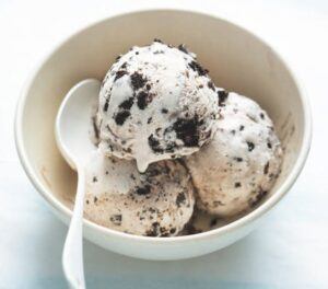 An-Irresistibly-Easy-Homemade-Oreo-Ice-Cream-Recipe-image-2-oreo-ice-cream-in-white-bowl-with-white-spoon-frosted-fusions