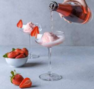prosecco-and-strawberry-ice-cream-recipe-for-your-new-year