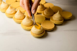 homemade-macaron-ice-cream-recipes-and-ideas-image-10 assembling macaron ice cream sandwiches Frosted Fusions homemade-macaron-ice-cream-recipes-and-ideas-image-10 assembling macaron ice cream sandwiches Frosted Fusions