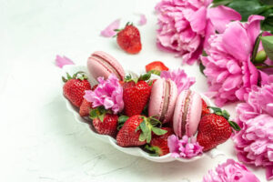 homemade-macaron-ice-cream-recipes-and-ideas-image-5 macarons with fresh strawberries anmd flowers Frosted Fusions