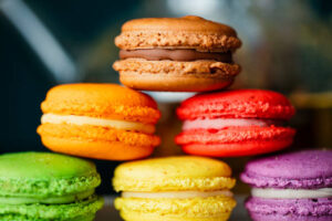 homemade-macaron-ice-cream-recipes-and-ideas-image-7-macaron-ice-cream-sandwiches-brightly-coloured-Frosted-fusions